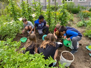enfants jardinent