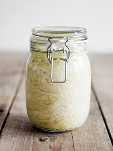A-jar-of-homemade-sauerkraut (2)